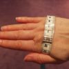 prise de mesure pour un bracelet Lakhovsky avec un centimètre