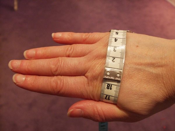 prise de mesure pour un bracelet Lakhovsky avec un centimètre